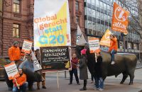 Attac-Aktivisten demonstrieren an der Frankfurter Börse gegen G20.