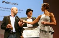 Tim Wellmanns und Ben Spiekermann haben ihren Preis beim Deutschen Fundraising Kongress in Berlin von Kerstin Linnartz erhalten.