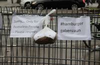 Gabenzaun in Hamburg: Sachspenden für die Unerwünschten