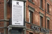 Am Eingang zum Hotel Rothaus hängt das Manifest der "Republik".